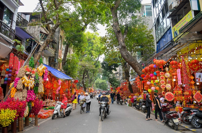 Phố Hàng Mã Hà Nội bán gì? Có gì hấp dẫn mỗi dịp Lễ Tết?